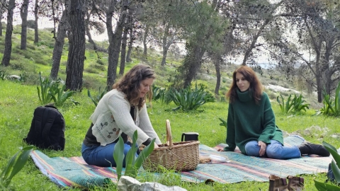 סדנאות מקלחת יער ושיעורי יוגה עם אלה פרסבורגר